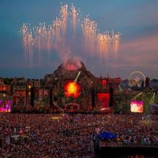 BucketList + Go To Coachella Or Tomorrowland (Or Any Other Equally Big Festival