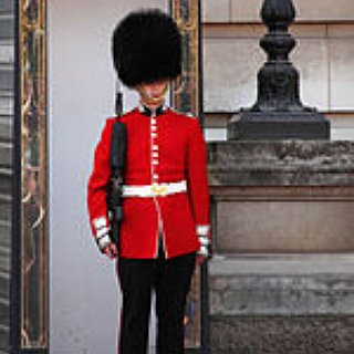 BucketList + Try To Make A Guard Laugh At Buckingham Palace